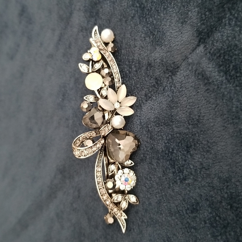 Hair accessory. Large gray stone with gray crystals and pearls.